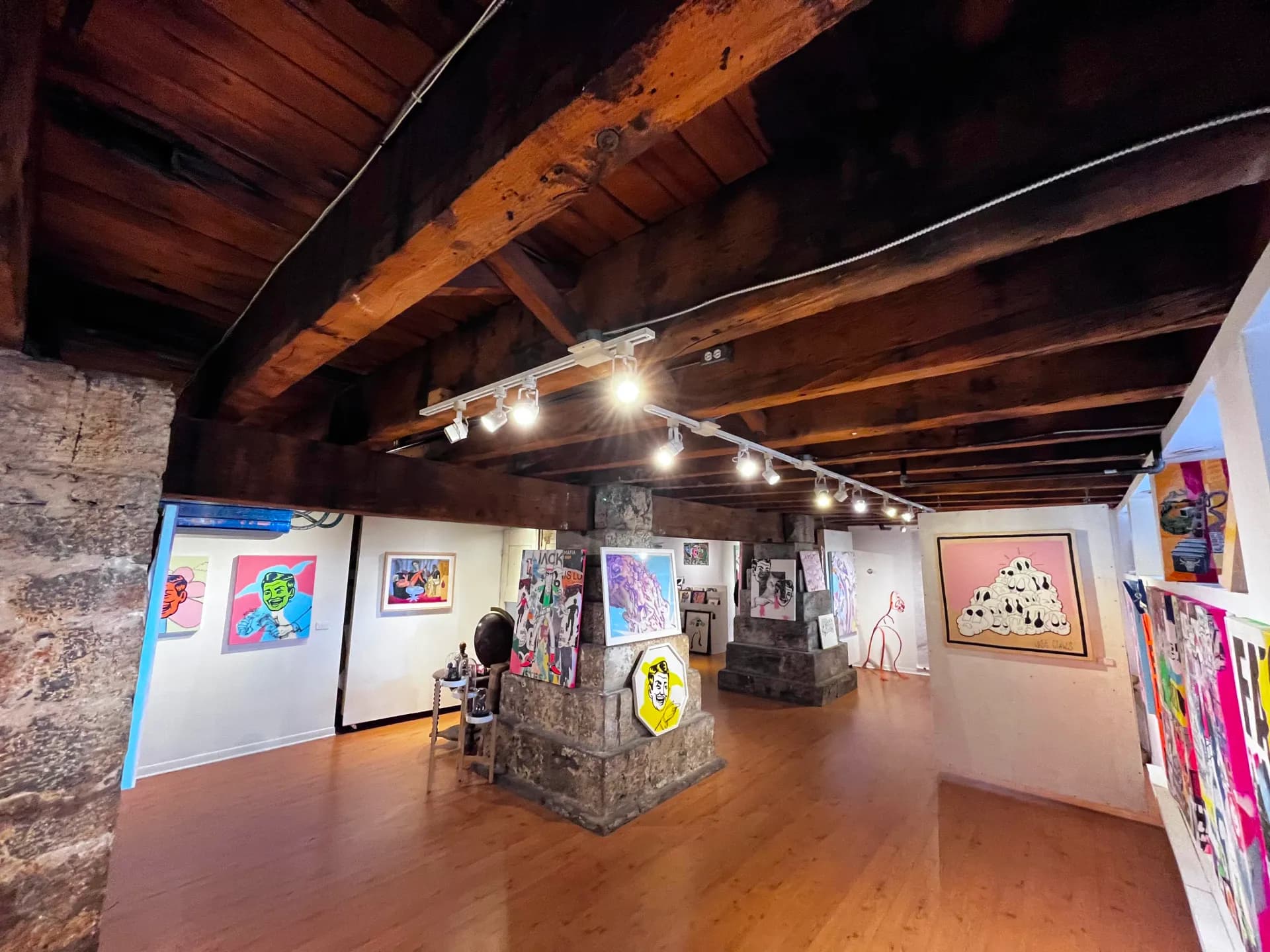 Intérieur de la Galerie L'Original dans le Vieux-Montréal avec des œuvres contemporaines